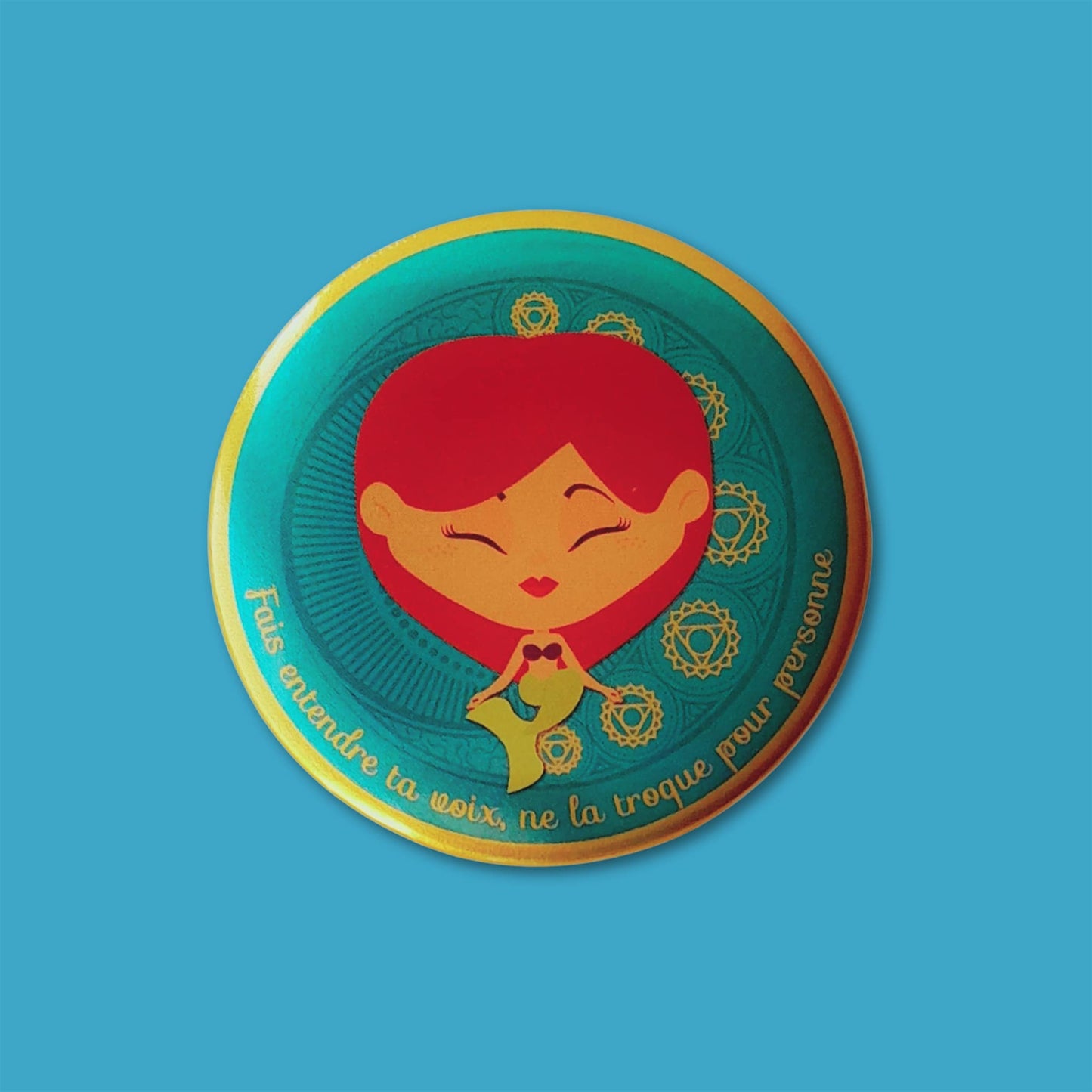 Magnet Mantrâme Chakra de la Gorge – Personnage illustré et mantra “Fais entendre ta voix, ne la troque pour personne”