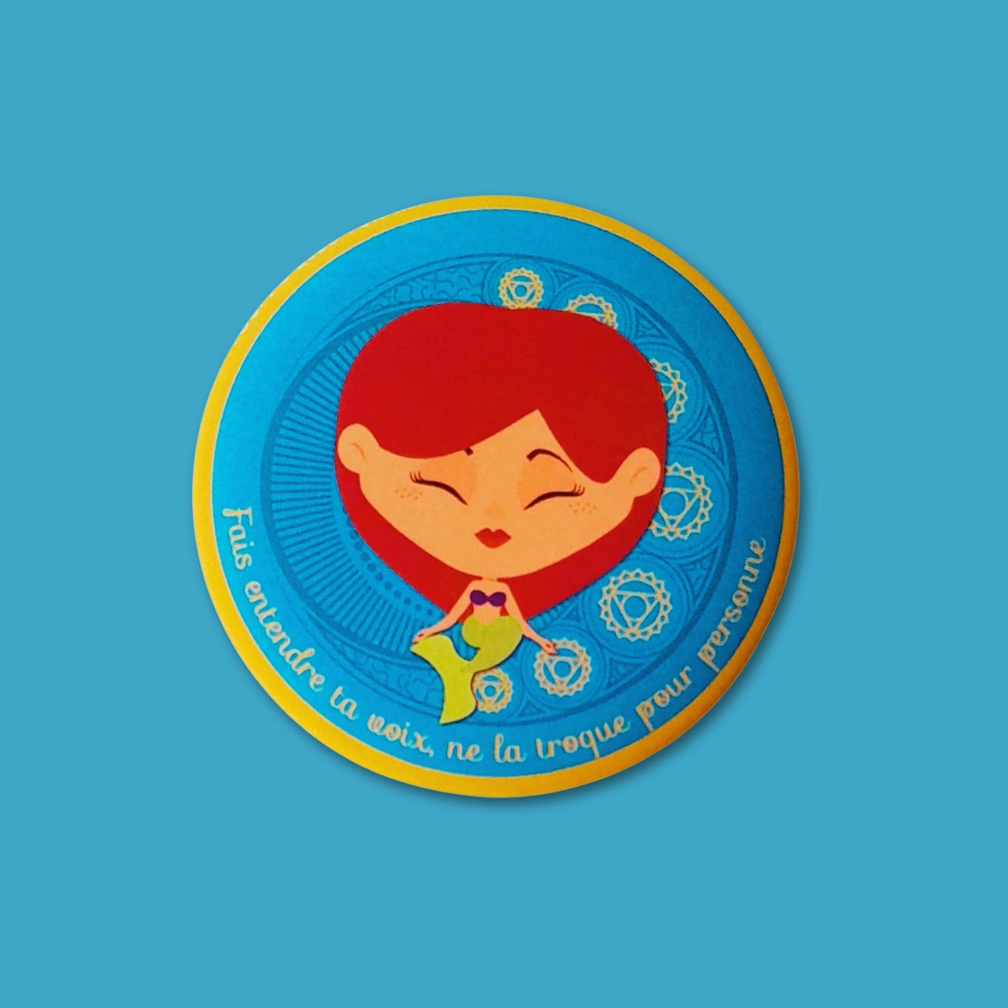 Magnet Mantrâme Chakra de la Gorge – Personnage illustré et mantra “Fais entendre ta voix, ne la troque pour personne”