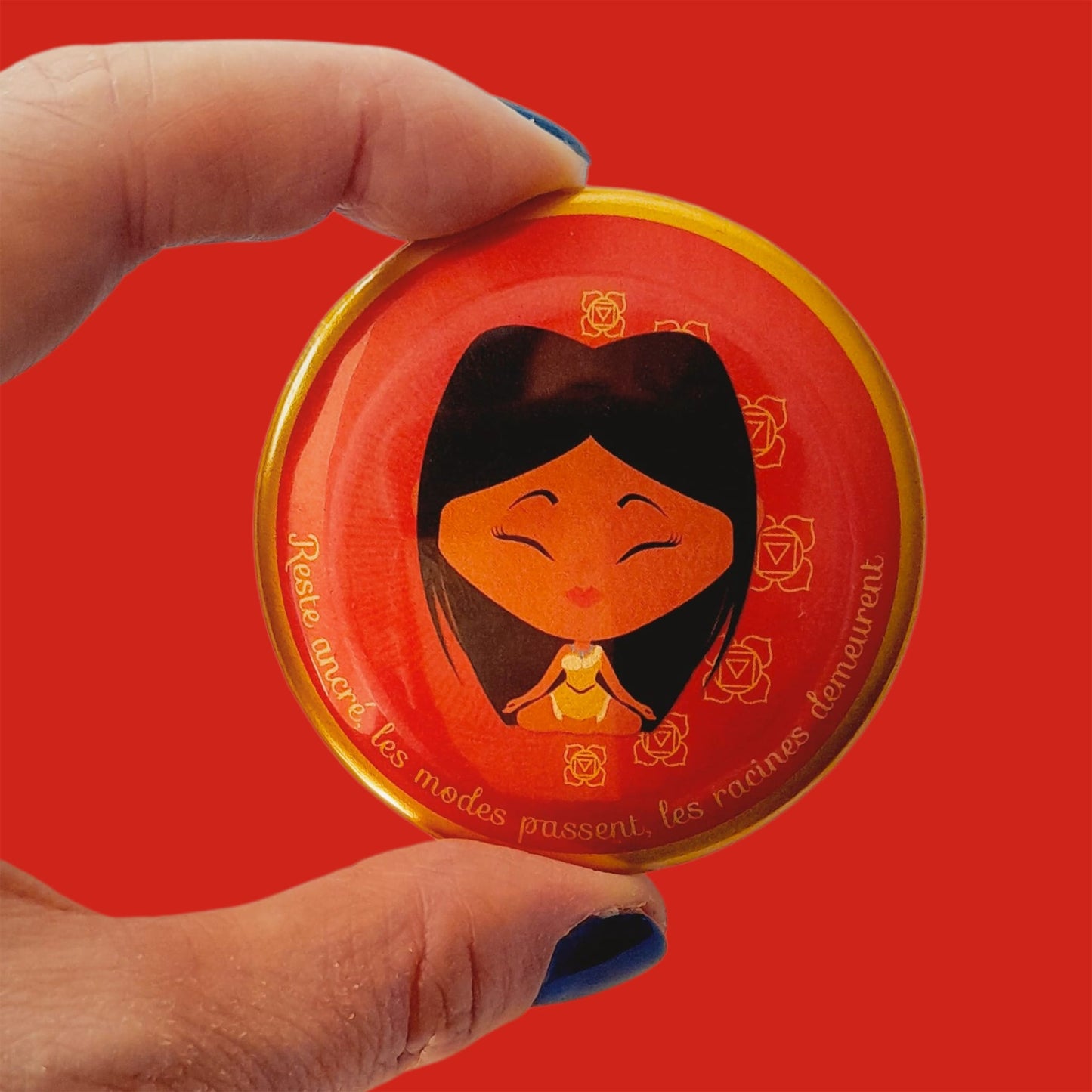 Magnet Mantrâme Chakra Racine – Illustration rouge avec mantra “Reste ancré, les modes passent, les racines demeurent”