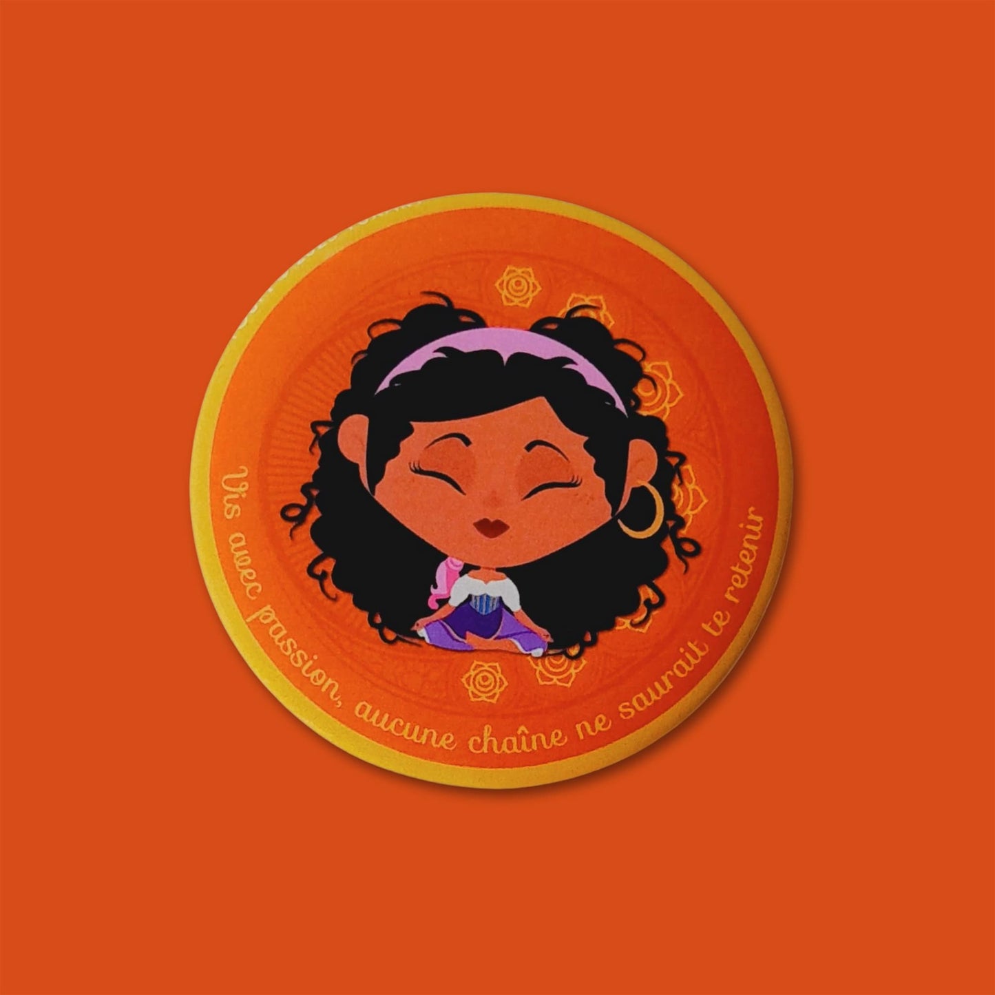 Magnet Mantrâme Chakra Sacré – Illustration colorée avec message inspirant “Vis avec passion, aucune chaîne ne saurait te retenir”