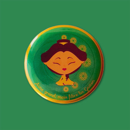 Magnet Mantrâme Chakra du Cœur – Illustration inspirée avec mantra “Aime grand, mais filtre les Gaston