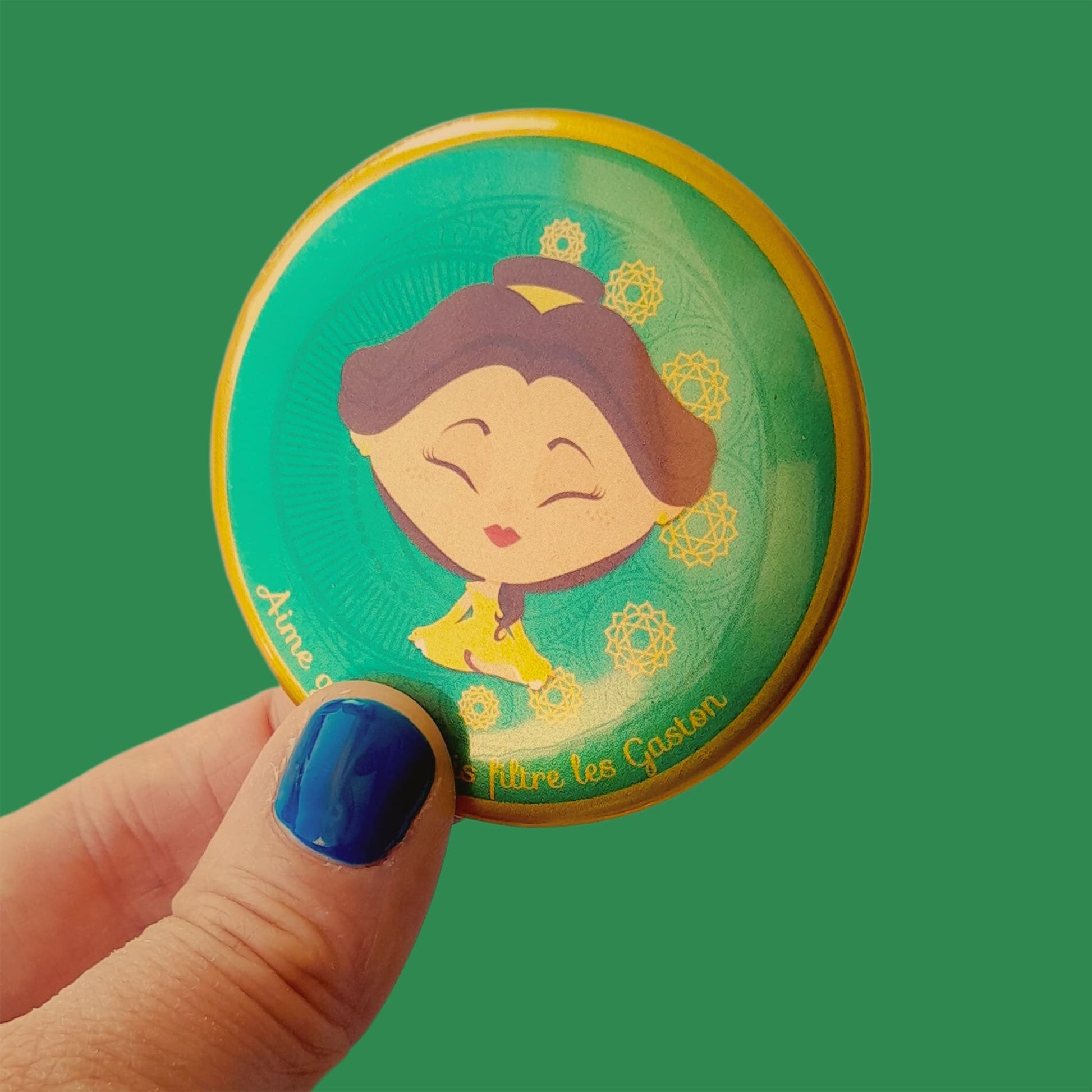 Magnet Mantrâme Chakra du Cœur – Illustration inspirée avec mantra “Aime grand, mais filtre les Gaston