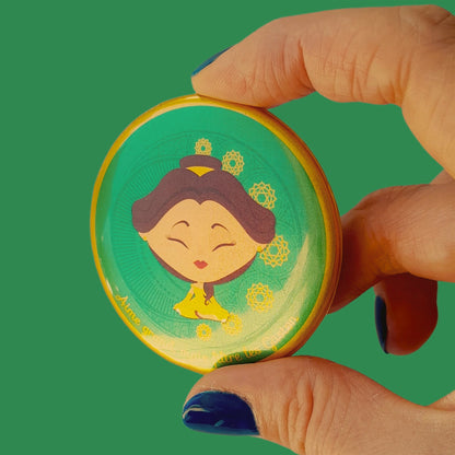 Magnet Mantrâme Chakra du Cœur – Illustration inspirée avec mantra “Aime grand, mais filtre les Gaston