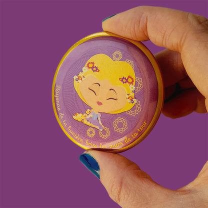 Magnet Mantrâme Chakra Couronne – Illustration méditative avec mantra “Rayonne de ta lumière, brise les murs de ta tour