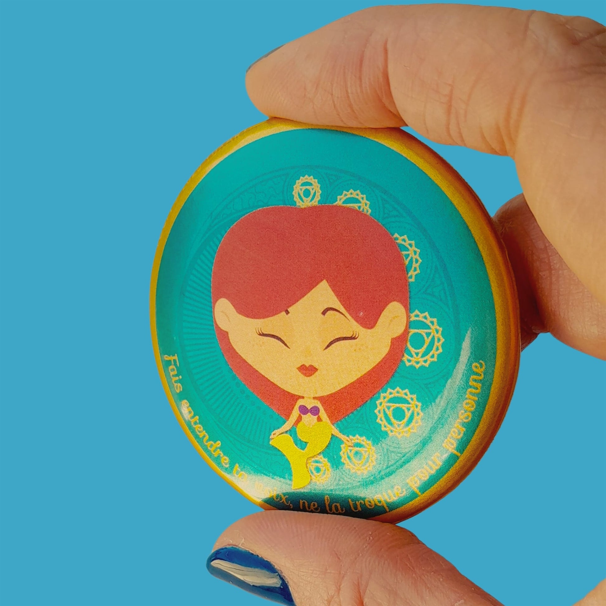 Magnet Mantrâme Chakra de la Gorge – Personnage illustré et mantra “Fais entendre ta voix, ne la troque pour personne”