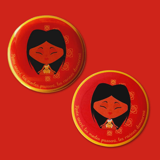 Magnet Mantrâme Chakra Racine – Illustration rouge avec mantra “Reste ancré, les modes passent, les racines demeurent”