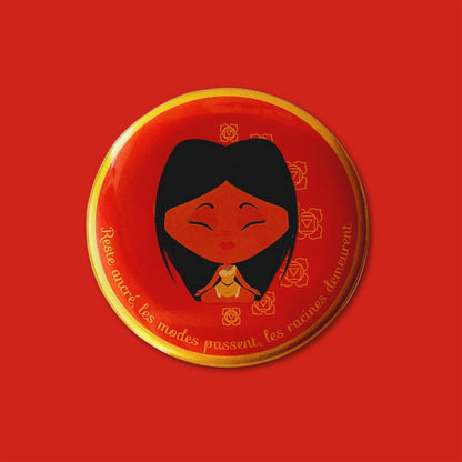 Magnet Mantrâme Chakra Racine – Illustration rouge avec mantra “Reste ancré, les modes passent, les racines demeurent”