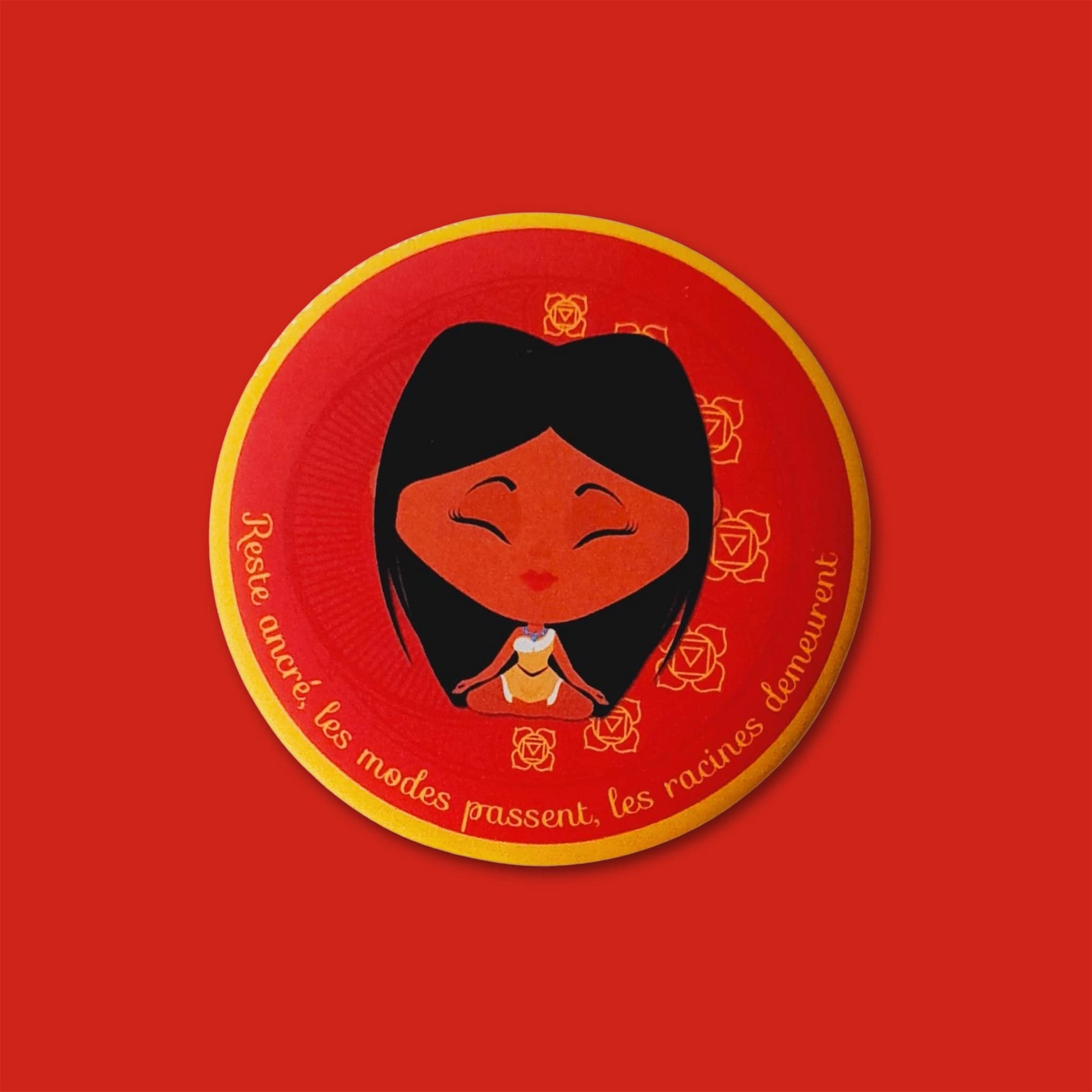 Magnet Mantrâme Chakra Racine – Illustration rouge avec mantra “Reste ancré, les modes passent, les racines demeurent”