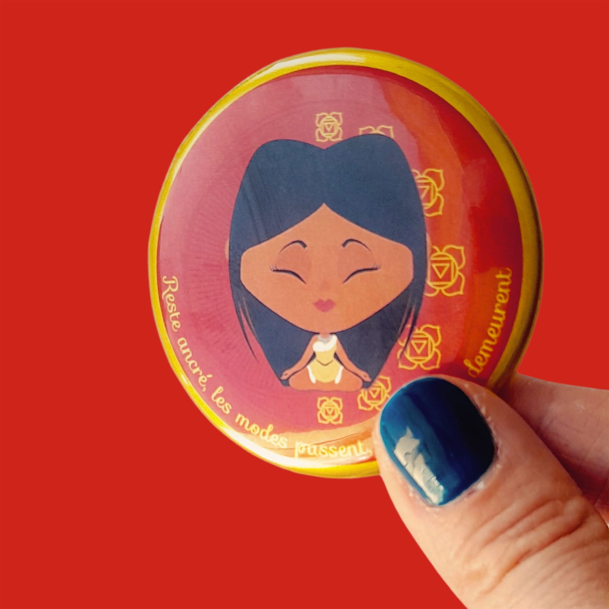 Magnet Mantrâme Chakra Racine – Illustration rouge avec mantra “Reste ancré, les modes passent, les racines demeurent”
